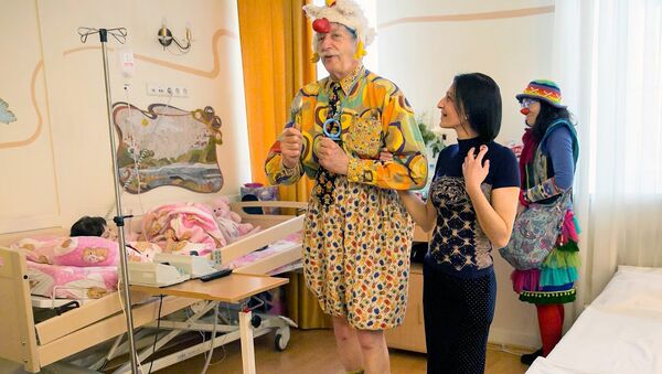 Смех как лекарство: легендарный клоун приехал в детский хоспис Смех как лекарство: легендарный клоун приехал в детский хоспис