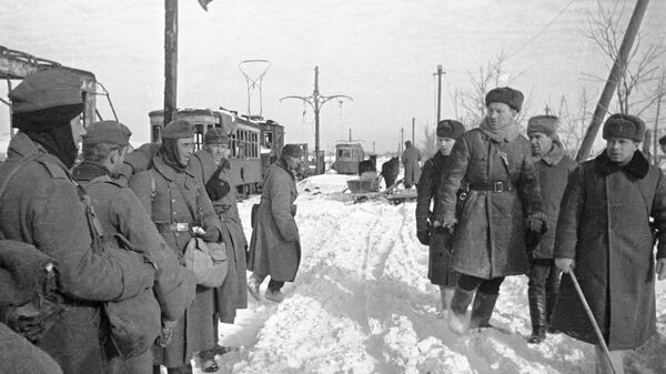 Советские офицеры проходят мимо немецких пленных. Сталинград, январь 1943 года Советские офицеры проходят мимо немецких пленных. Сталинград, январь 1943 года