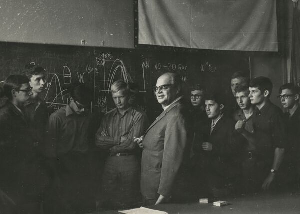 Лауреат Нобелевской премии по физике Николай Геннадиевич Басов, 1960-е годы. Лауреат Нобелевской премии по физике Николай Геннадиевич Басов, 1960-е годы.