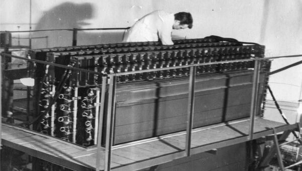 Сотрудники мюонной лаборатории МИФИ настраивают ионизационный калориметр Сотрудники мюонной лаборатории МИФИ настраивают ионизационный калориметр