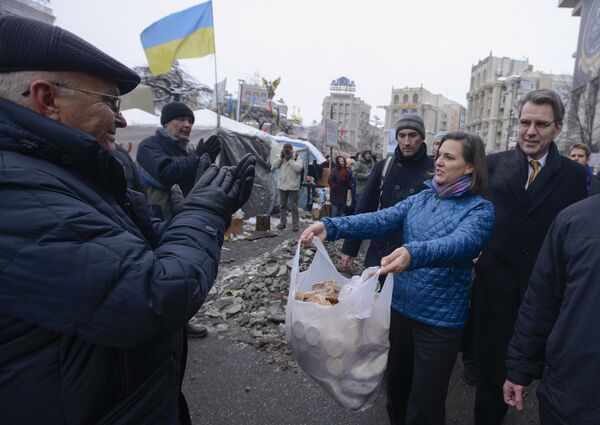 Заместитель госсекретаря США Виктория Нуланд и посол США в Украине Джеффри Пайетта на площади Независимости в Киеве. 11 декабря 2013 Заместитель госсекретаря США Виктория Нуланд и посол США в Украине Джеффри Пайетта на площади Независимости в Киеве. 11 декабря 2013