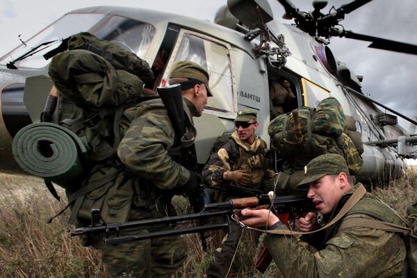 Морские пехотинцы у вертолета на совместных учениях разведывательно-десантных подразделений морской пехоты Тихоокеанского флота и армейской авиации Восточного военного округа Морские пехотинцы у вертолета на совместных учениях разведывательно-десантных подразделений морской пехоты Тихоокеанского флота и армейской авиации Восточного военного округа