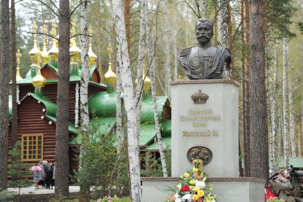 Бюст российского императора Николая II на территории мужского монастыря во имя Святых царственных страстотерпцев в урочище Ганина Яма на месте обнаружения останков царской семьи Бюст российского императора Николая II на территории мужского монастыря во имя Святых царственных страстотерпцев в урочище Ганина Яма на месте обнаружения останков царской семьи