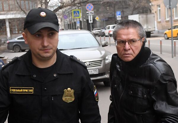 Экс-министр экономического развития Алексей Улюкаев у здания Замоскворецкого суда перед началом слушаний по его делу. 27 ноября 2017 Экс-министр экономического развития Алексей Улюкаев у здания Замоскворецкого суда перед началом слушаний по его делу. 27 ноября 2017