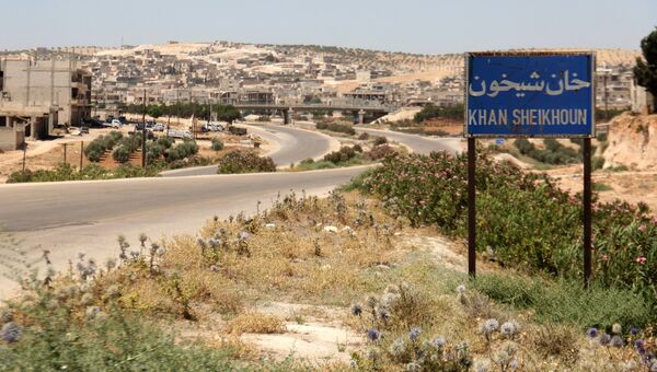 Въезд в сирийский город Хан-Шейхун, предположительно атакованный химическим оружием. Архивное фото Въезд в сирийский город Хан-Шейхун, предположительно атакованный химическим оружием. Архивное фото