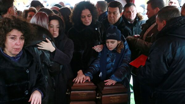 Вдова Хворостовского Флоранс, дочь Нина и певец Иосиф Кобзон у урн с прахом оперного певца Дмитрия Хворостовского во время церемонии захоронения на Новодевичьем кладбище в Москве. 28 ноября 2017 Вдова Хворостовского Флоранс, дочь Нина и певец Иосиф Кобзон у урн с прахом оперного певца Дмитрия Хворостовского во время церемонии захоронения на Новодевичьем кладбище в Москве. 28 ноября 2017