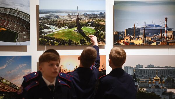 Посетители на открытии выставки Россия. Территория настоящего в Москве Посетители на открытии выставки Россия. Территория настоящего в Москве