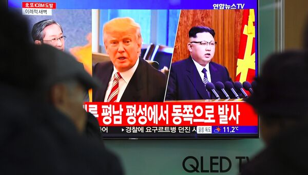 Портреты президента США Дональда Трампа и лидера КНДР Ким Чен Ына во время трансляции новостей на железнодорожном вокзале в Сеуле после ракетного пуска КНДР Портреты президента США Дональда Трампа и лидера КНДР Ким Чен Ына во время трансляции новостей на железнодорожном вокзале в Сеуле после ракетного пуска КНДР