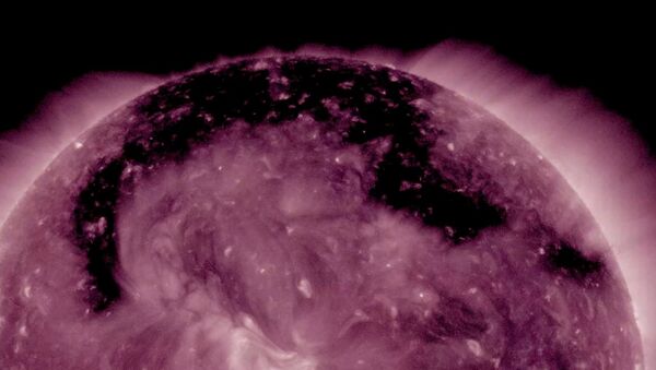 Корональная дыра на поверхности Солнца Корональная дыра на поверхности Солнца