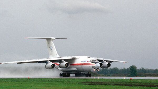 Пассажирский самолет ИЛ-76 на взлетно-посадочной полосе. Архивное фото Пассажирский самолет ИЛ-76 на взлетно-посадочной полосе. Архивное фото