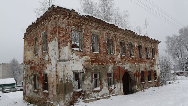 Разрушенная бывшая купеческая усадьба в селе Толбухино Ярославской области.