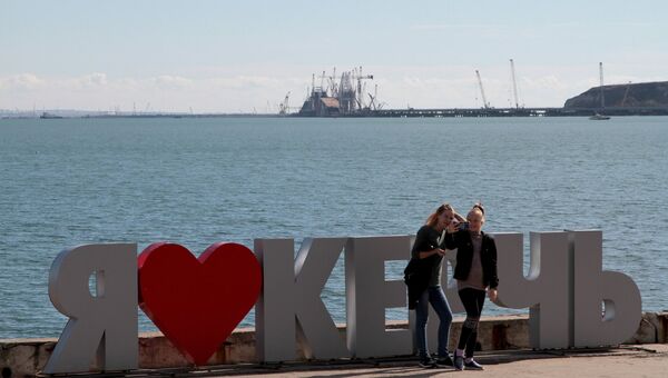 Установка автодорожной арки в процессе строительства Крымского моста в Керченском проливе Установка автодорожной арки в процессе строительства Крымского моста в Керченском проливе
