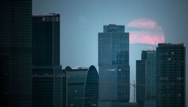 Астрономическое явление - суперлуние, наблюдаемое в Московском международном деловом центре Москва-Сити Астрономическое явление - суперлуние, наблюдаемое в Московском международном деловом центре Москва-Сити