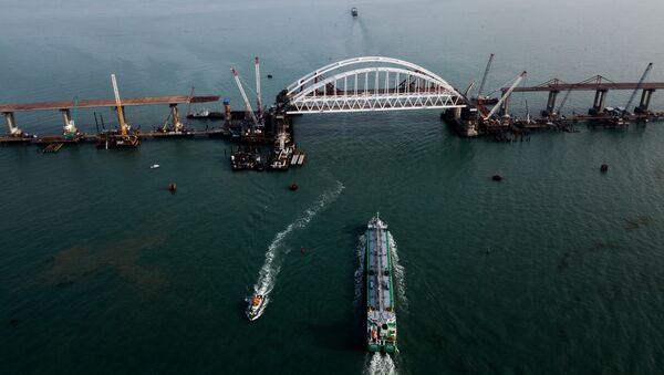 Арки автомобильного и железнодорожного пролетов строящегося Крымского моста над центральным фарватером в Керченском проливе. Архивное фото Арки автомобильного и железнодорожного пролетов строящегося Крымского моста над центральным фарватером в Керченском проливе. Архивное фото