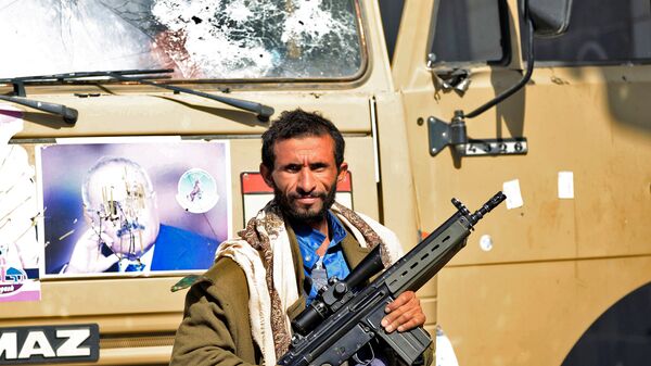 Боевик-хусит недалеко от резиденции президента Йемена Али Абдаллы Салеха в Сане