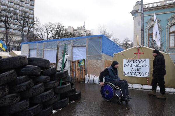 Сторонники Михаила Саакашвили у здания Верховной Рады Украины в Киеве. 6 декабря 2017 Сторонники Михаила Саакашвили у здания Верховной Рады Украины в Киеве. 6 декабря 2017