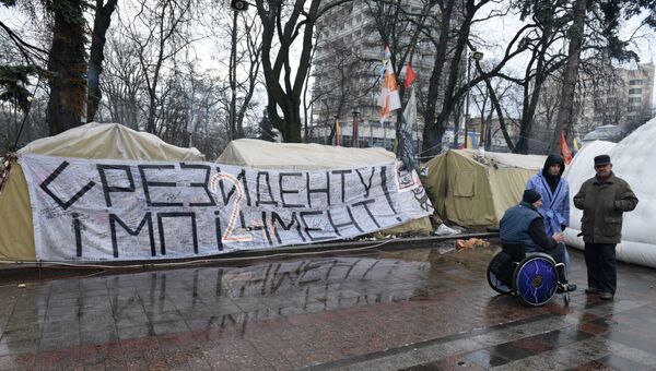 Сторонники Михаила Саакашвили у здания Верховной Рады Украины в Киеве. 6 декабря 2017 Сторонники Михаила Саакашвили у здания Верховной Рады Украины в Киеве. 6 декабря 2017