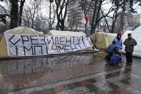 Сторонники Михаила Саакашвили у здания Верховной Рады Украины в Киеве. 6 декабря 2017 Сторонники Михаила Саакашвили у здания Верховной Рады Украины в Киеве. 6 декабря 2017