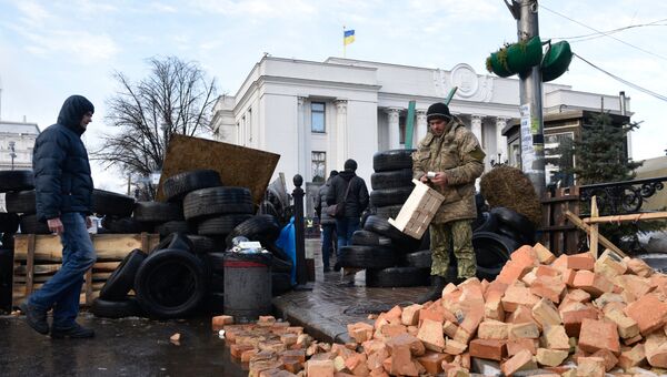 Сторонники Михаила Саакашвили у здания Верховной Рады Украины в Киеве. 6 декабря 2017 Сторонники Михаила Саакашвили у здания Верховной Рады Украины в Киеве. 6 декабря 2017