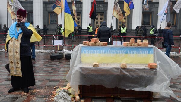 Сторонники Михаила Саакашвили у здания Верховной Рады Украины в Киеве. 6 декабря 2017 Сторонники Михаила Саакашвили у здания Верховной Рады Украины в Киеве. 6 декабря 2017