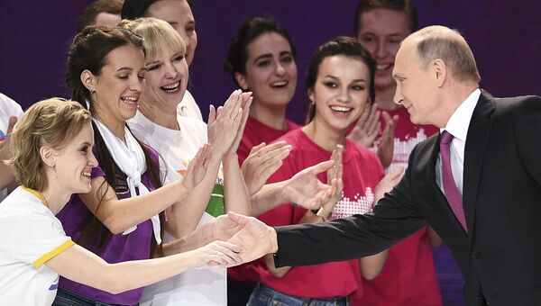 Президент РФ Владимир Путин на церемонии вручения премии Доброволец России - 2017 Президент РФ Владимир Путин на церемонии вручения премии Доброволец России - 2017