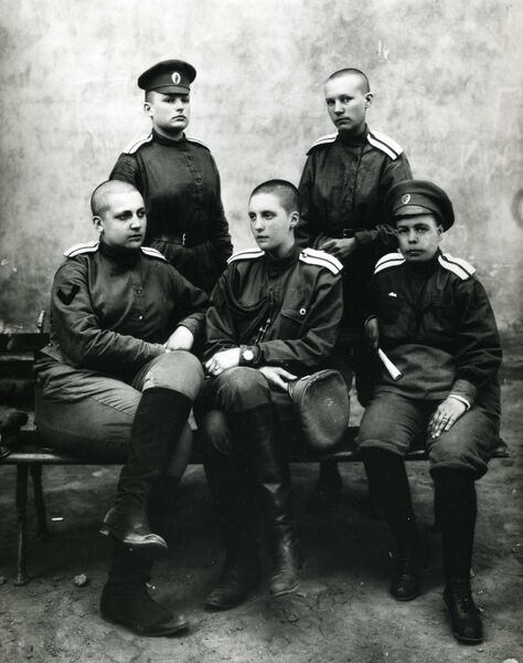 Добровольцы женского батальона смерти. В центре — Мария Скрыдлова, адъютант Марии Бочкарёвой. Петроград, 1917 г. Добровольцы женского батальона смерти. В центре — Мария Скрыдлова, адъютант Марии Бочкарёвой. Петроград, 1917 г.