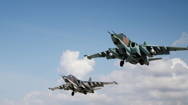 Российские штурмовики Су-25 взлетают с авиабазы Хмеймимв Сирии Российские штурмовики Су-25 взлетают с авиабазы Хмеймимв Сирии
