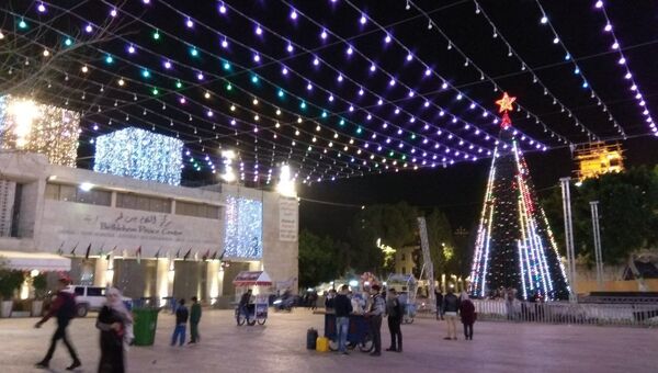 Елка в центре палестинского города Вифлеем Елка в центре палестинского города Вифлеем