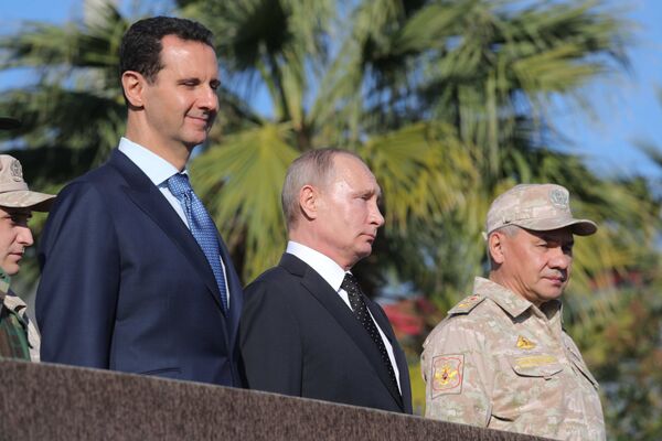 Владимир Путин, президент Сирийской Арабской Республики Башар Асад и министр обороны России Сергей Шойгу во время посещения авиабазы Хмеймим в Сирии. 11 декабря 2017 Владимир Путин, президент Сирийской Арабской Республики Башар Асад и министр обороны России Сергей Шойгу во время посещения авиабазы Хмеймим в Сирии. 11 декабря 2017