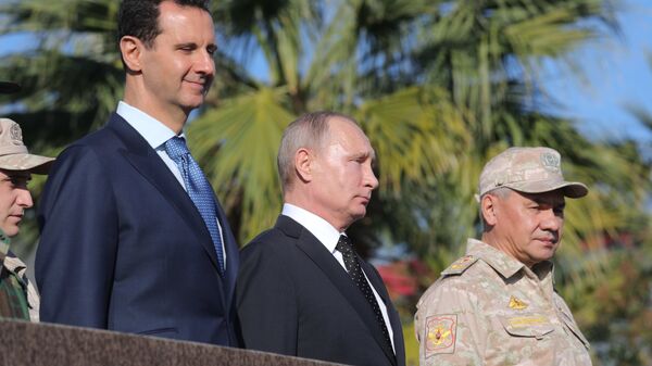 Владимир Путин, президент Сирийской Арабской Республики Башар Асад и министр обороны России Сергей Шойгу во время посещения авиабазы Хмеймим в Сирии. 11 декабря 2017 Владимир Путин, президент Сирийской Арабской Республики Башар Асад и министр обороны России Сергей Шойгу во время посещения авиабазы Хмеймим в Сирии. 11 декабря 2017