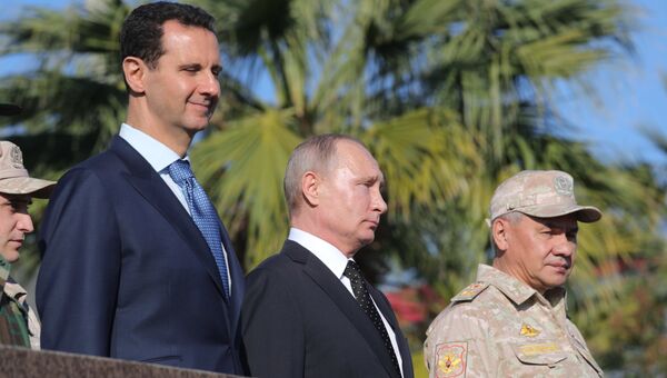 Владимир Путин, президент Сирийской Арабской Республики Башар Асад и министр обороны России Сергей Шойгу во время посещения авиабазы Хмеймим в Сирии. 11 декабря 2017 Владимир Путин, президент Сирийской Арабской Республики Башар Асад и министр обороны России Сергей Шойгу во время посещения авиабазы Хмеймим в Сирии. 11 декабря 2017