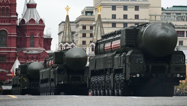 Подвижный грунтовый ракетный комплекс (ПГРК) Ярс с РС-24 на военном параде на Красной площади Подвижный грунтовый ракетный комплекс (ПГРК) Ярс с РС-24 на военном параде на Красной площади