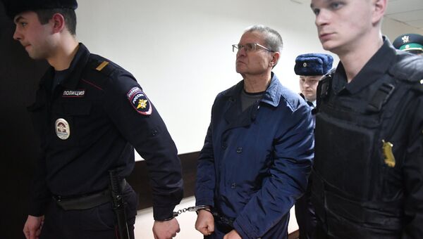 Алексей Улюкаев после оглашения приговора в Замоскворецком суде. 15 декабря 2017 Алексей Улюкаев после оглашения приговора в Замоскворецком суде. 15 декабря 2017