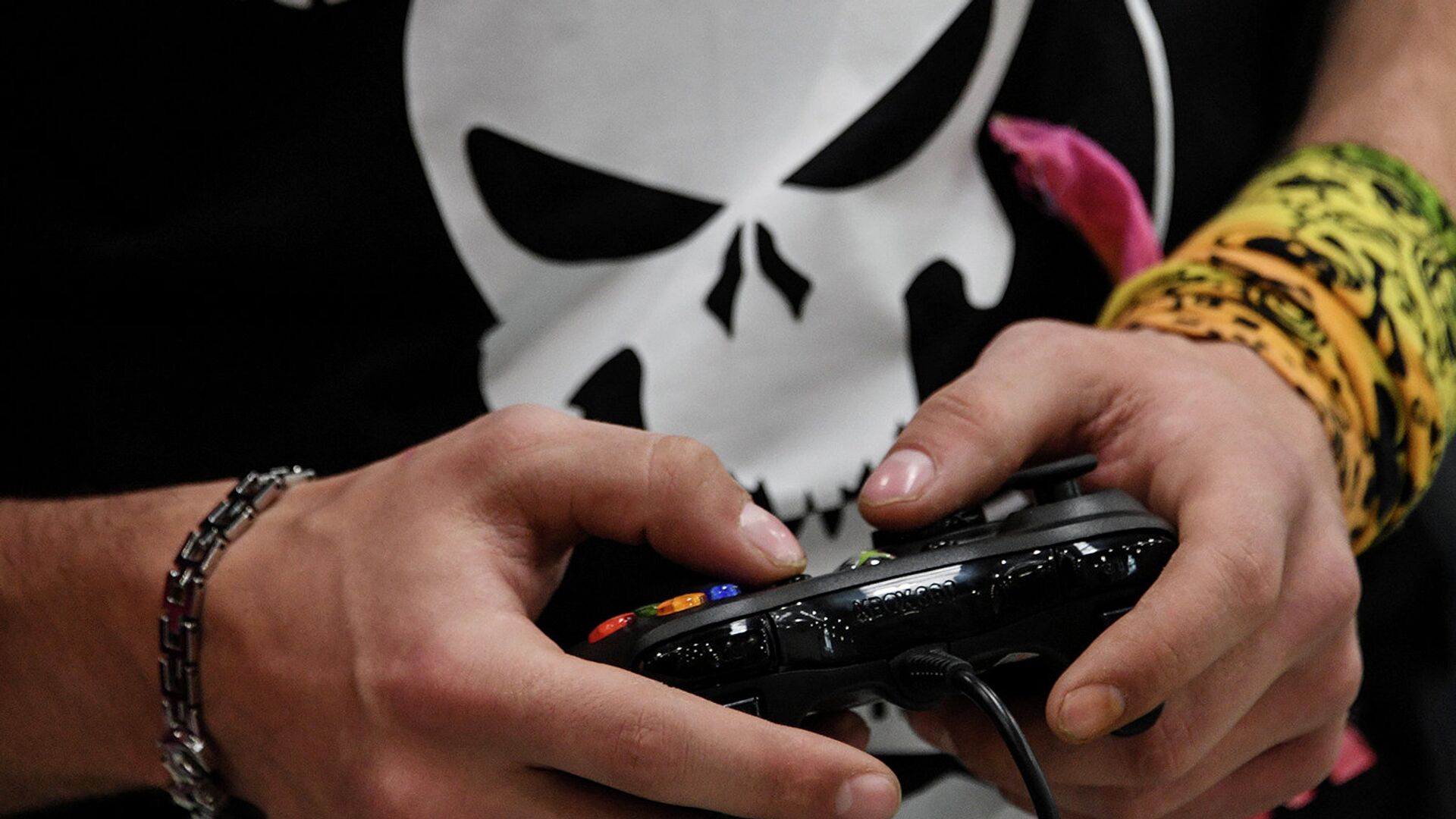 Человек с игровым джойстиком Человек с игровым джойстиком - РИА Новости, 1920, 09.12.2020