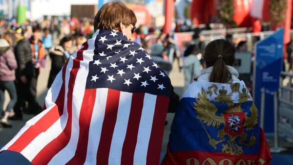 Молодые люди в национальных флагах США и России Молодые люди в национальных флагах США и России
