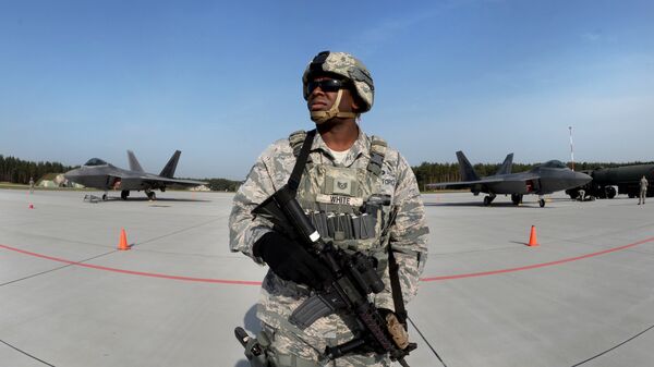 Американские истребители F-22 Raptor на авиабазе Повидз, Польша Американские истребители F-22 Raptor на авиабазе Повидз, Польша