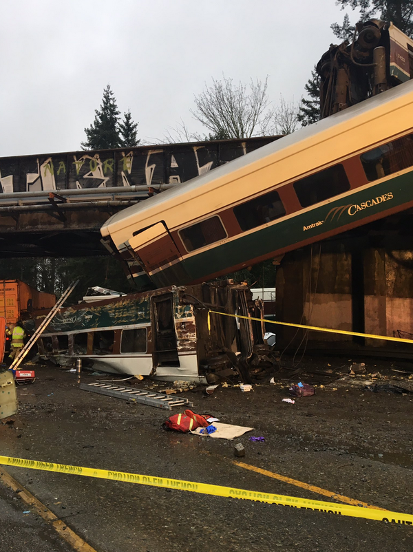 Сход поезда компании Amtrak на мосту в штате Вашингтон. 18 декабря 2017 Сход поезда компании Amtrak на мосту в штате Вашингтон. 18 декабря 2017