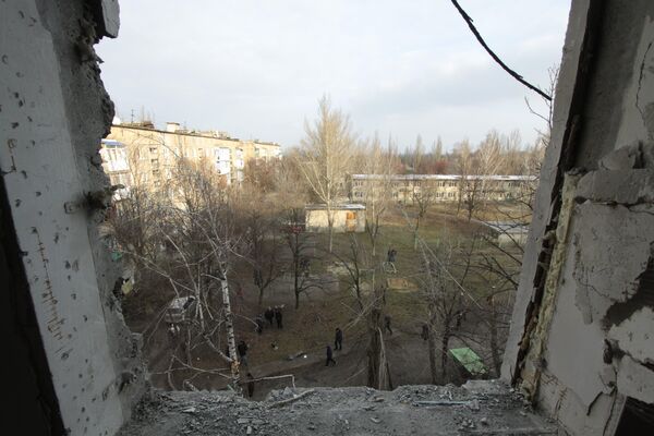 Разрушенное окно в жилом доме в центре города Ясиноватая, пострадавшего в результате обстрела. 21 декабря 2017 Разрушенное окно в жилом доме в центре города Ясиноватая, пострадавшего в результате обстрела. 21 декабря 2017