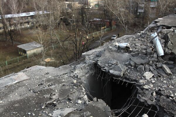 Осколки снаряда на крыше жилого дома в городе Ясиноватая, пострадавшего в результате обстрела. 21 декабря 2017 Осколки снаряда на крыше жилого дома в городе Ясиноватая, пострадавшего в результате обстрела. 21 декабря 2017