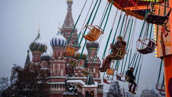 Дети катаются на карусели на Красной площади в Москве Дети катаются на карусели на Красной площади в Москве