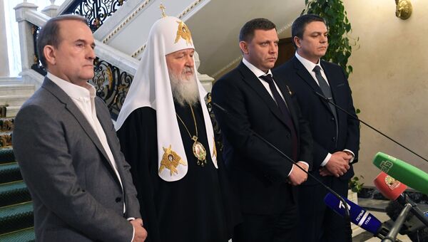 Виктор Медведчук, патриарх Кирилл, Александр Захарченко и Леонид Пасечник во время заявления по итогам встречи в Москве по вопросу обмена пленными в Донбассе Виктор Медведчук, патриарх Кирилл, Александр Захарченко и Леонид Пасечник во время заявления по итогам встречи в Москве по вопросу обмена пленными в Донбассе