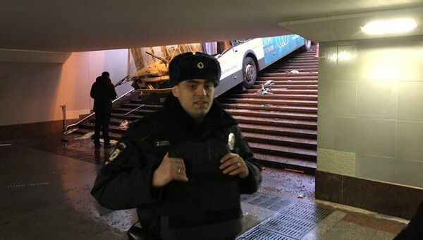 Автобус въехал в подземный переход на станции метро Славянский бульвар в Москве. 25 декабря 2017 Автобус въехал в подземный переход на станции метро Славянский бульвар в Москве. 25 декабря 2017