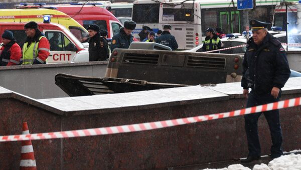 Автобус въехал в подземный переход у станции метро Славянский бульвар в Москве Автобус въехал в подземный переход у станции метро Славянский бульвар в Москве