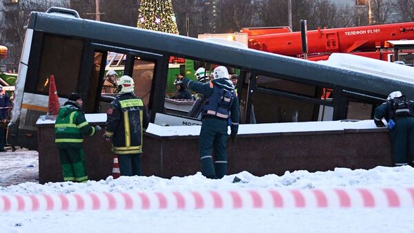 Автобус въехал в подземный переход у станции метро Славянский бульвар в Москве. 25 декабря 2017 Автобус въехал в подземный переход у станции метро Славянский бульвар в Москве. 25 декабря 2017