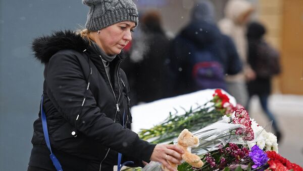 Женщина у станции метро Славянский бульвар в Москве, где рейсовый автобус 25 декабря 2017 года въехал в подземный пешеходный переход Женщина у станции метро Славянский бульвар в Москве, где рейсовый автобус 25 декабря 2017 года въехал в подземный пешеходный переход