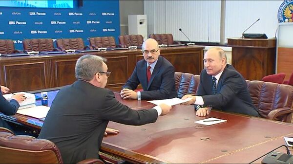 ЦИК принял у Путина документы для участия в выборах президента ЦИК принял у Путина документы для участия в выборах президента