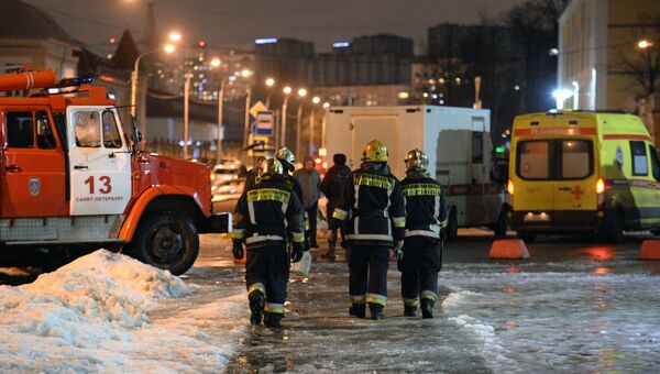 Сотрудники МЧС у входа в магазин Перекресток в Санкт-Петербурге, где произошел взрыв. 27 декабря 2017 Сотрудники МЧС у входа в магазин Перекресток в Санкт-Петербурге, где произошел взрыв. 27 декабря 2017