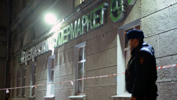 Сотрудник полиции у входа в магазин Перекресток в Санкт-Петербурге, где произошел взрыв. 27 декабря 2017 Сотрудник полиции у входа в магазин Перекресток в Санкт-Петербурге, где произошел взрыв. 27 декабря 2017