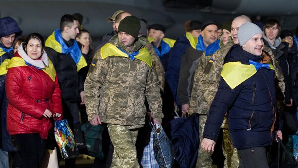 Украинские военнопленные, переданные в результате обмена между представителями Киева и Донецкой и Луганской народных республик, в аэропорту Борисполь Украинские военнопленные, переданные в результате обмена между представителями Киева и Донецкой и Луганской народных республик, в аэропорту Борисполь
