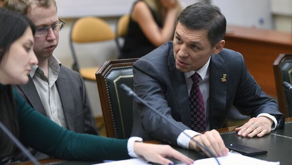 Заслуженный изобретатель России Владимир Михайлов на приеме документов в ЦИК РФ по выдвижению кандидатов на выборах президента России. Архивное фото Заслуженный изобретатель России Владимир Михайлов на приеме документов в ЦИК РФ по выдвижению кандидатов на выборах президента России. Архивное фото